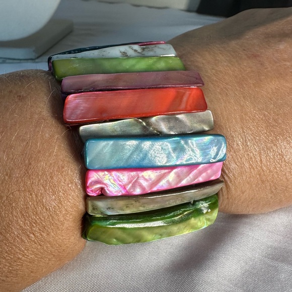Multi colored stretch shell bracelet - Picture 4 of 5